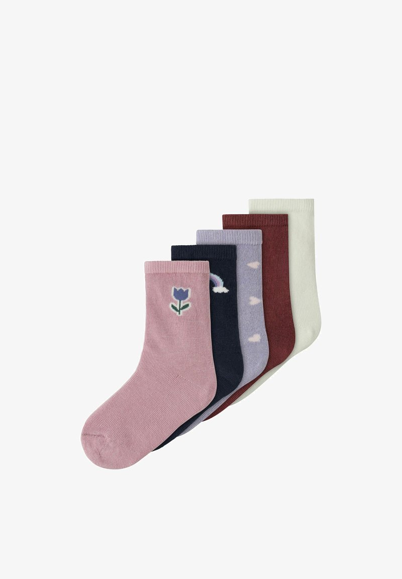 Six paires de chaussettes en coton de couleurs variées : rose pâle avec une fleur, bleu marine foncé, lavande clair avec un arc-en-ciel, bordeaux, crème et gris clair avec des cœurs.