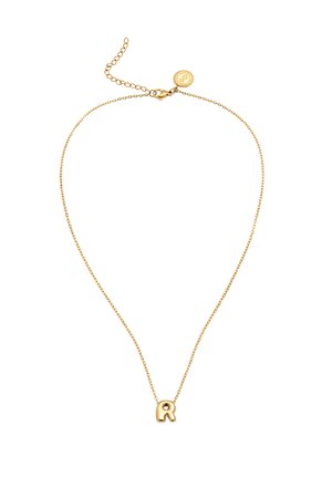 Gouden ketting met een kleine hanger in de vorm van de letter "R" en een rond labeltje bij de karabijnsluiting op een witte achtergrond.