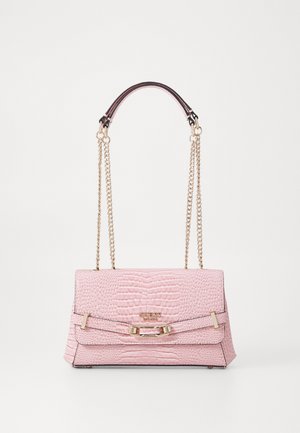 Sac à main d'épaule rose aspect crocodile avec bandoulières chaîne dorées et ferrures dorées sur fond blanc uni.