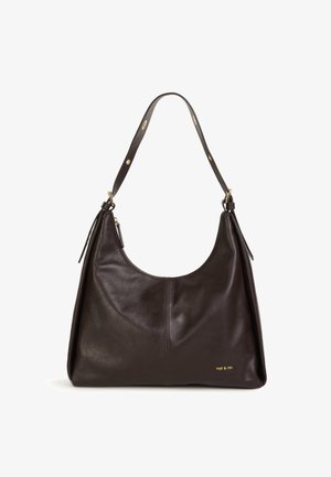 Donkerbruine leren hobo tas met een gebogen vorm, afneembare riem en logo-accenten in goudkleur. Glad oppervlak zonder zichtbare patronen.