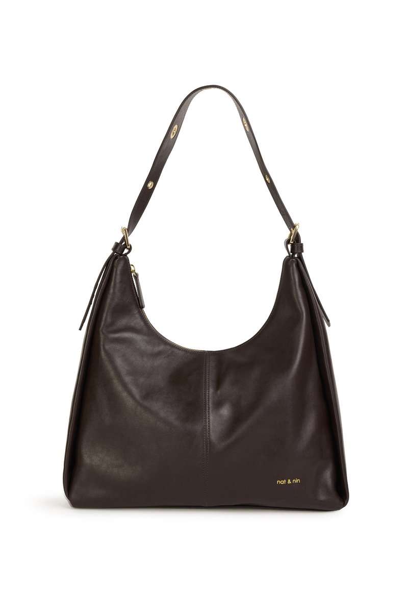 Dunkelbraune Leder-Hobo-Tasche mit geschwungener Form, abnehmbarem Riemen und goldfarbenen Logodetails. Glatte Textur ohne sichtbare Muster.