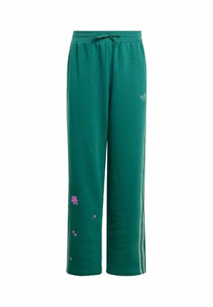 Pantaloni da tuta verdi Adidas con strisce laterali verde chiaro, vita con coulisse e piccoli disegni rosa pixelati sulla parte inferiore della gamba sinistra.