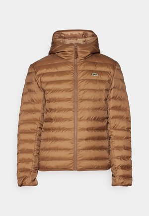 Chaqueta acolchada marrón con capucha, con diseño de acolchado y cierre de cremallera completa. Incluye un pequeño logo bordado en el pecho.