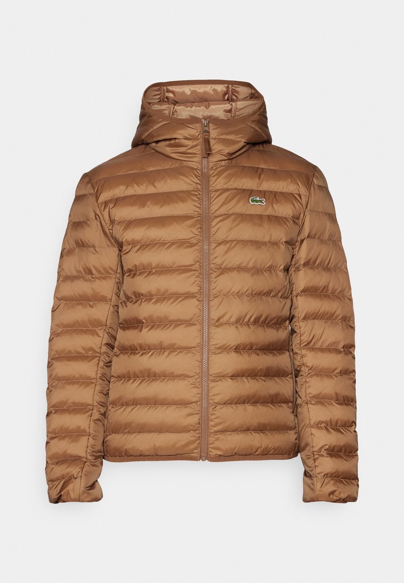 Giacca a vento marrone con cappuccio, dotata di design trapuntato e chiusura a zip completa. Include un piccolo logo ricamato sul petto.