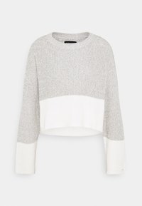 Maglione grigio e bianco lavorato a maglia con scollo rotondo, design cropped e maniche lunghe con un motivo testurizzato. Accentato da polsini a coste.