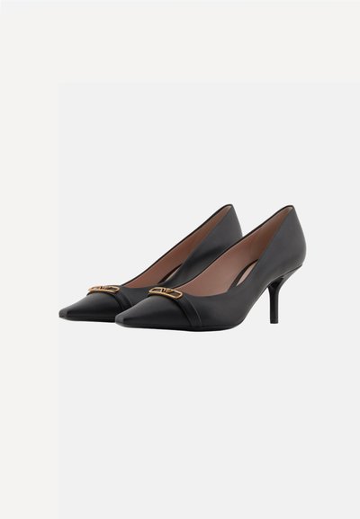 Scarpe nere in pelle con tacco alto e punta affusolata, con un accento color oro sul ponte e un tacco sottile di altezza media.