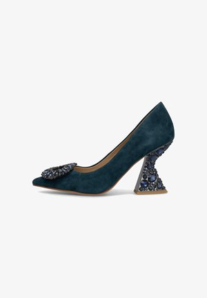 Talons hauts en daim teal avec un bout pointu, avant orné et un talon bloc géométrique décoré de pierres précieuses bleues.