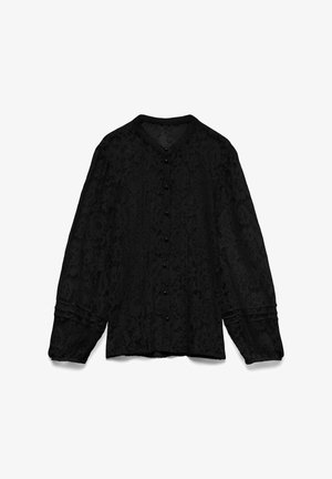 Sort bluse med blomsterblonde-mønster, rundet krave, lange ærmer, knaplukning foran og rynkede manchetter. Blød tekstur og løs pasform.