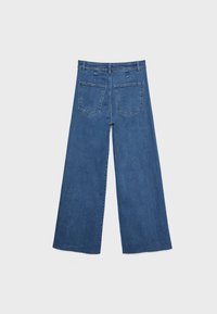 Široke denim hlače v srednje modri barvi, z zadnjimi žepi, standardnim pasom in gladko teksturo. Minimalističen dizajn brez okraskov.