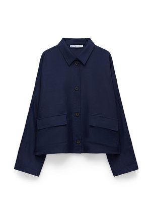 Giacca corta blu navy con bottoni, colletto e due tasche con patta sul davanti, maniche lunghe e etichetta all'interno del collo.