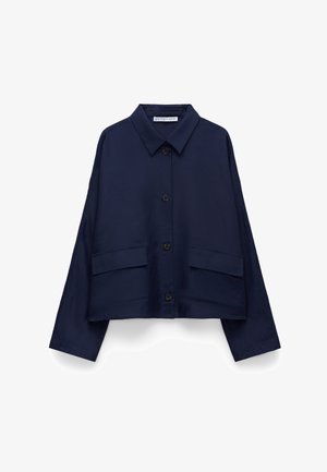 Granatowa krótka kurtka na guziki z kołnierzem, dwoma klapkowymi kieszeniami z przodu, długimi rękawami oraz metką wewnątrz kołnierza.