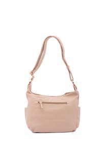 Borsa a spalla in pelle beige con superficie texturizzata, una sola tracolla e una tasca con zip frontale. Presenta accessori in hardware color oro.