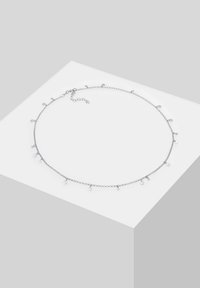 Sølv kædedesign med små runde vedhæng, udstyret med en justerbar lås. Enkel tekstur og minimalistisk design.