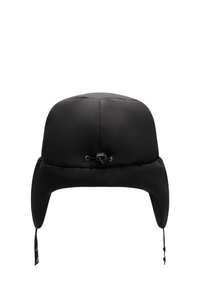 Musta toppattu pipo korvaläpillä, jossa on pyöreä yläosa, säädettävä kiristysnauha ja kiiltävä pinta. Minimalistinen muotoilu ilman kuvioita.