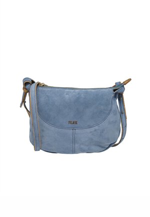 Borsa a tracolla in camoscio azzurro chiaro con tracolla regolabile e chiusura a zip, caratterizzata da un piccolo logo metallico del marchio sul davanti.