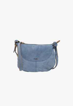 Borsa a tracolla in camoscio azzurro chiaro con tracolla regolabile e chiusura a zip, caratterizzata da un piccolo logo metallico del marchio sul davanti.