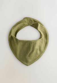 Eșarfă din bumbac de culoare verde măslinie, în stil bandană, cu închidere prin buton cu capselă, textură netedă și formă triunghiulară rotunjită.