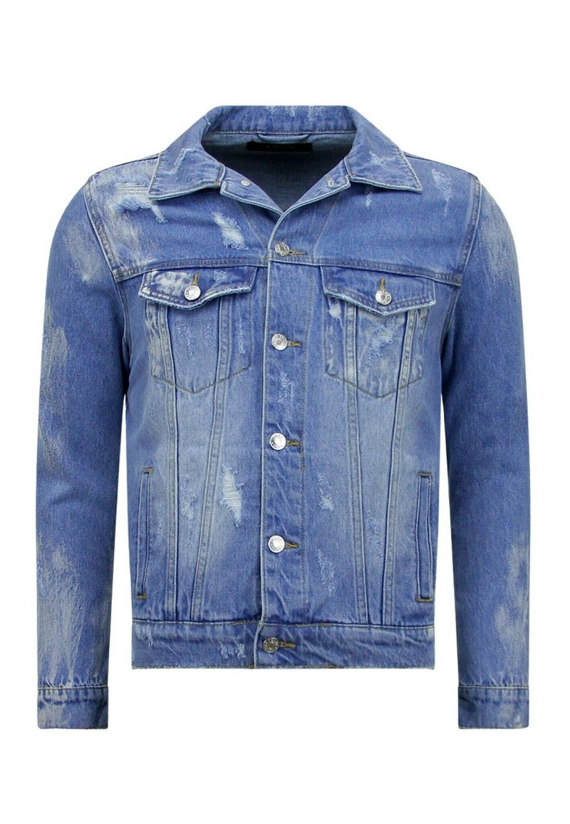 Jeansjack in vervaagd blauw met een knoopsluiting aan de voorkant, twee borstzakken en versleten details; heeft een klassieke kraag en lange mouwen.