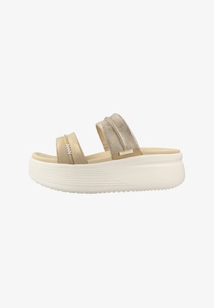 Sandale à plateforme beige avec deux larges brides métalliques et une épaisse semelle blanche texturée, conçue pour un usage décontracté.