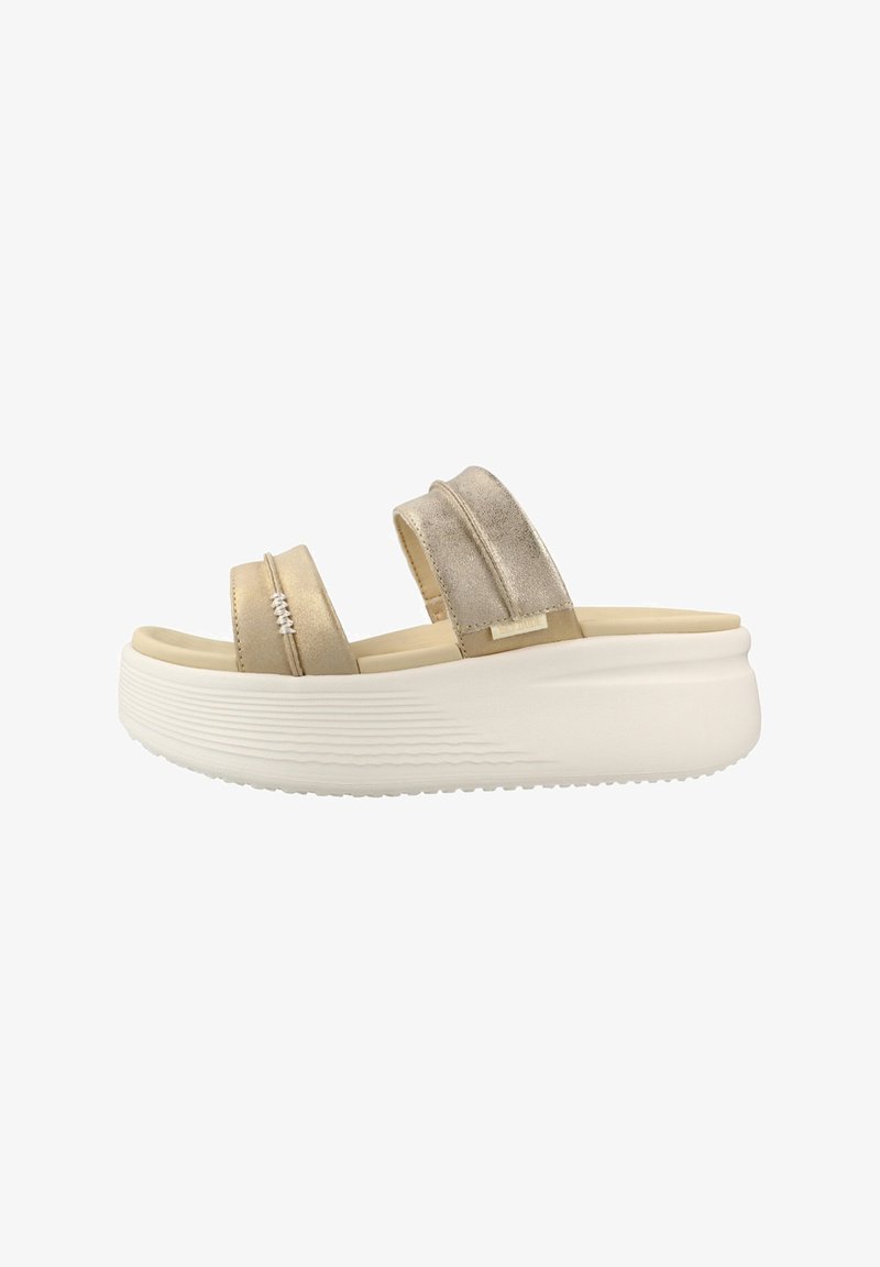 Sandale à plateforme beige avec deux larges brides métalliques et une épaisse semelle blanche texturée, conçue pour un usage décontracté.