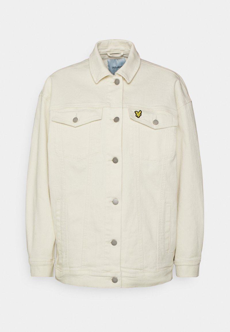 Chaqueta de mezclilla blanca con cuello, dos bolsillos en el pecho, botones metálicos y un pequeño logotipo bordado en amarillo en el lado izquierdo.