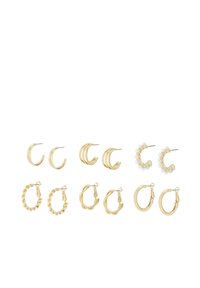 Conjunto de pendientes de oro con varios diseños: dos aros lisos, dos aros trenzados, un trío de bandas y un par con acentos de perla.