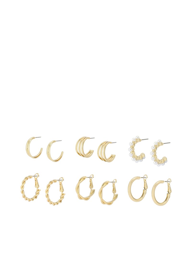 Conjunto de pendientes de oro con varios diseños: dos aros lisos, dos aros trenzados, un trío de bandas y un par con acentos de perla.