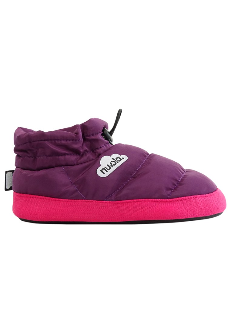 Zapatilla acolchada púrpura con suela de goma rosa, collar elástico y detalle de logo. Material suave y acolchado que proporciona comodidad y aislamiento.