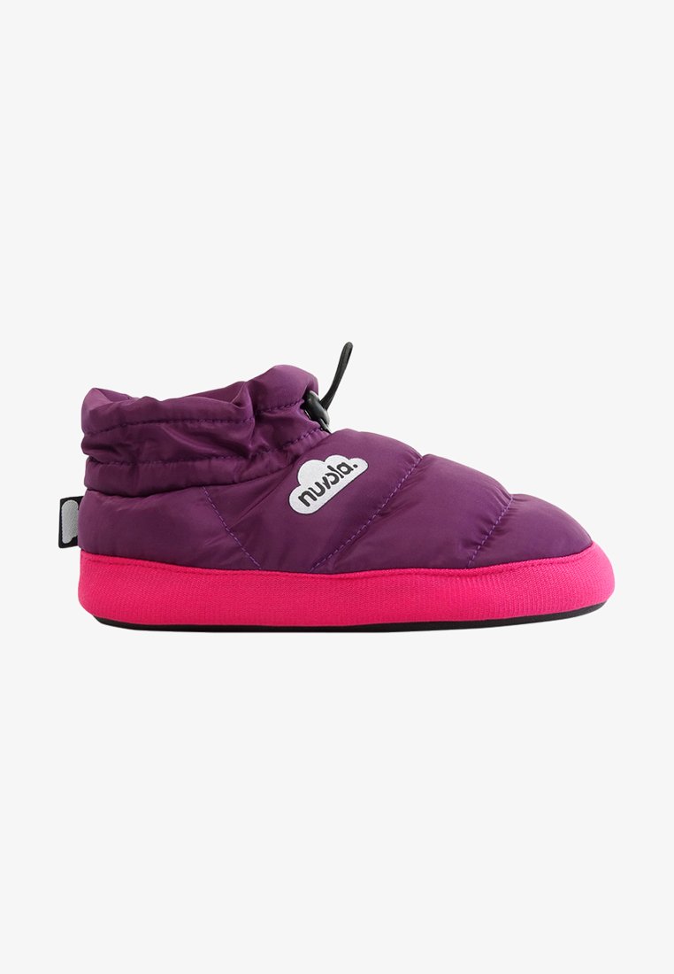 Zapatilla acolchada púrpura con suela de goma rosa, collar elástico y detalle de logo. Material suave y acolchado que proporciona comodidad y aislamiento.
