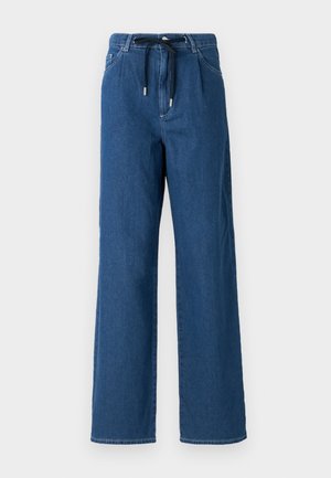 Wijdvallende donkerblauwe denim broek met een trekkoord in de taille en voorzakken. De stof heeft een gladde textuur met subtiele stikseldetails.