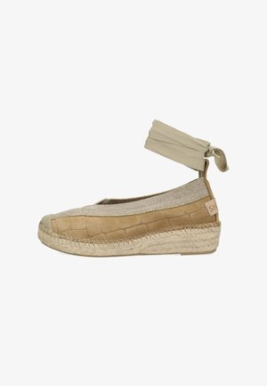 Espadrille met een bovenwerk van beige, gestructureerd suède, een elastische enkelband en een gevlochten jutes zool. Voorzien van een afgeronde neus en subtiele branding aan de zijkant.