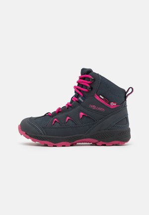 Kinderschuhe in Marineblau zum Wandern mit rosa Schnürsenkeln, rosa Sohle, Netzpaneelen und Knöchelunterstützung auf weißem Hintergrund.