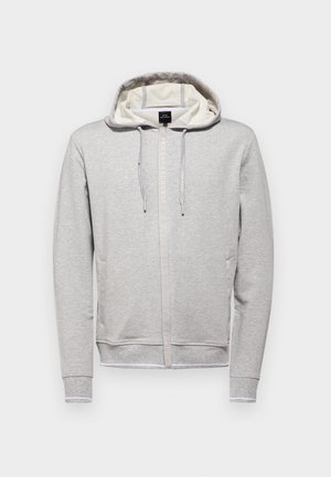 Szürke kapucnis pulóver, elöl cipzárral, húzózsinórral, hosszú ujjakkal és oldalsó zsebekkel. Kontrasztos belső béléssel és logó részlettel rendelkezik.