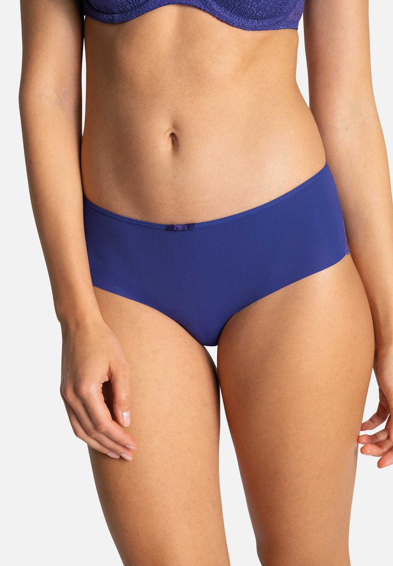 Sous-vêtements hipster violets en tissu doux, avec des bords sans couture et un petit nœud sur la taille. Conçus pour le confort et la couverture.