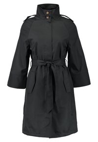 Černý trenčkot vyrobený z hladké tkaniny, s vysokým límcem, dvěma velkými předními kapsami a páskem na zavázání v pase.