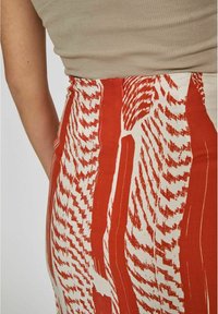 Desires DSMELANIE HIGH WAISTED MIDI - Jupe portefeuille - red clay print