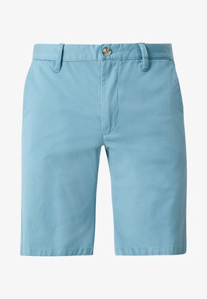 Shorts en denim bleu clair avec fermeture à bouton, passants de ceinture et texture lisse. Présente un ajustement ajusté et une coupe au niveau du genou.