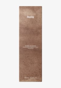 Huxley Conditioning Essence Toner in een hoge, rechthoekige bruine kartonnen doos met een matte tekstuur en witte bedrukte tekst. 200 mL volume.