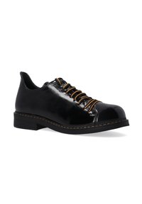 Zwarte gepatineerde leren schoenen met een ronde neus, contrasterende bruine veters en zichtbare stiksels op een platte zool. Glanzende afwerking en soepele textuur.