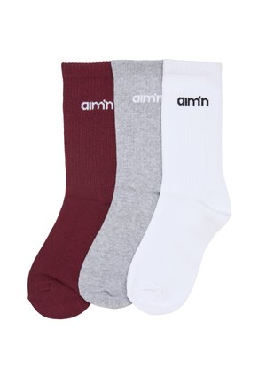Drie paar sportsokken in bordeauxrood, lichtgrijs en wit, elk met het "aim'n" logo vlak bij de bovenkant.