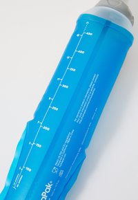 Blå hopfällbar vattenflaska med strukturerat grepp. Mätmärken i vitt längs sidan, tillverkad av silikon och termoplast.