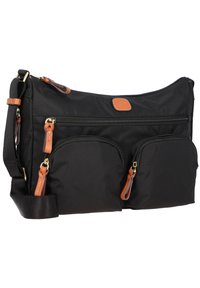 Borsa a spalla nera in nylon con accenti in pelle marrone, dotata di numerose tasche con zip e di una tracolla regolabile. Texture liscia in tutto.