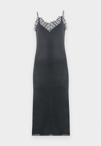 Σκούρο γκρι αμάνικο φόρεμα με εφαρμοστή γραμμή, που έχει ριγέ δαντέλα κατά μήκος του V-λαιμού και λείο ύφασμα.