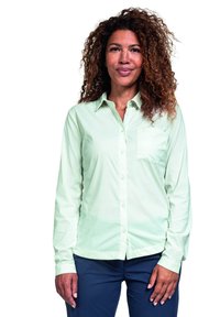 Camisa de manga larga de color verde claro con botones en la parte delantera, un bolsillo en el pecho y tela suave. Llevada con pantalones azul marino.