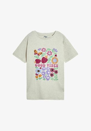Světle šedé bavlněné tričko s barevným květinovým a motýlím grafickým vzorem, se žvýkačkovým nápisem "DOBRÉ VIBRACE" umístěným na středě v tučných písmenech.
