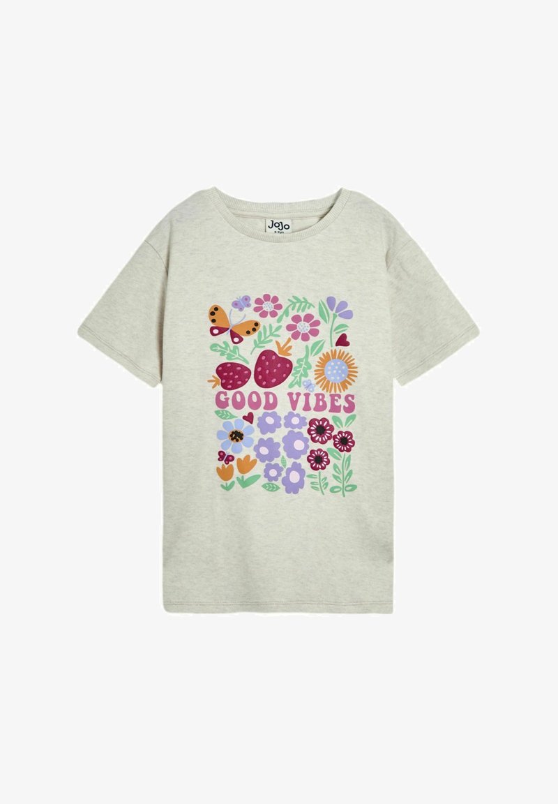 Šviesiai pilkas medvilninis marškinėliai su spalvinga gėlių ir drugelių grafika, kurioje centre yra tekstas "GEROS NUOTAIKOS" paryškintomis raidėmis.
