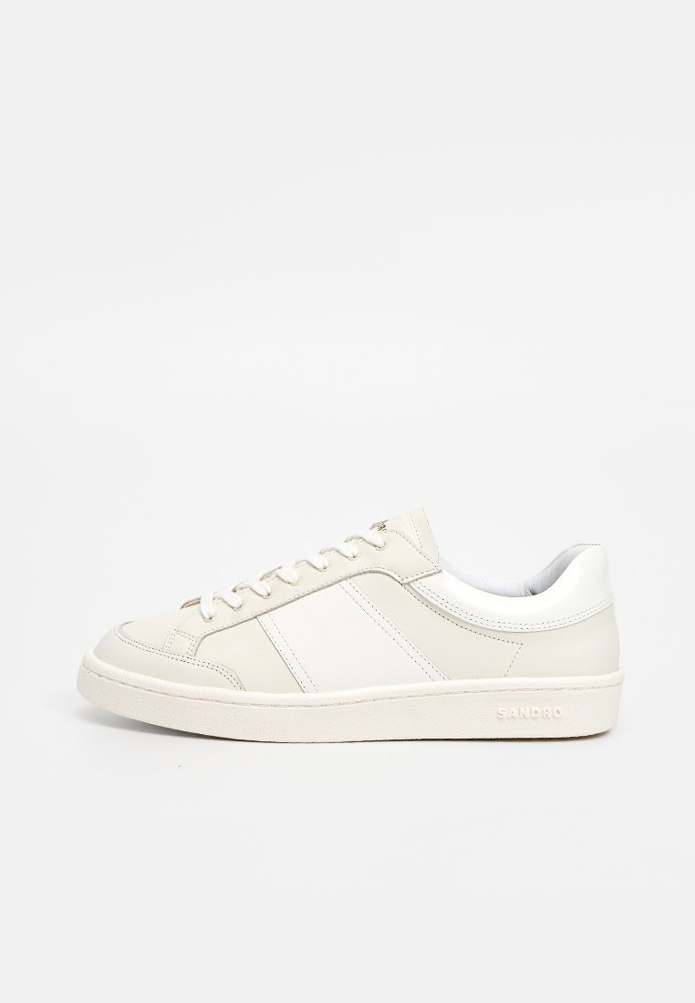 Beige leren sneaker met witte accenten, ronde neus, vetersluiting, een gladde textuur en subtiele zijstrepen. Sandro-logo op de hiel.