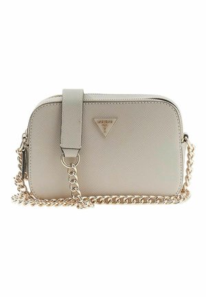 Sac bandoulière synthétique beige avec une surface texturée, une sangle chaîne dorée et un détail de logo sur le devant. Forme rectangulaire compacte.