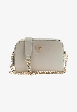 Sac bandoulière synthétique beige avec une surface texturée, une sangle chaîne dorée et un détail de logo sur le devant. Forme rectangulaire compacte.