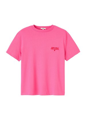 T-shirt rose à manches courtes en tissu coton avec un col rond. Présente un petit texte brodé "DISPONIBLE POUR UN RENDEZ-VOUS" en rouge.